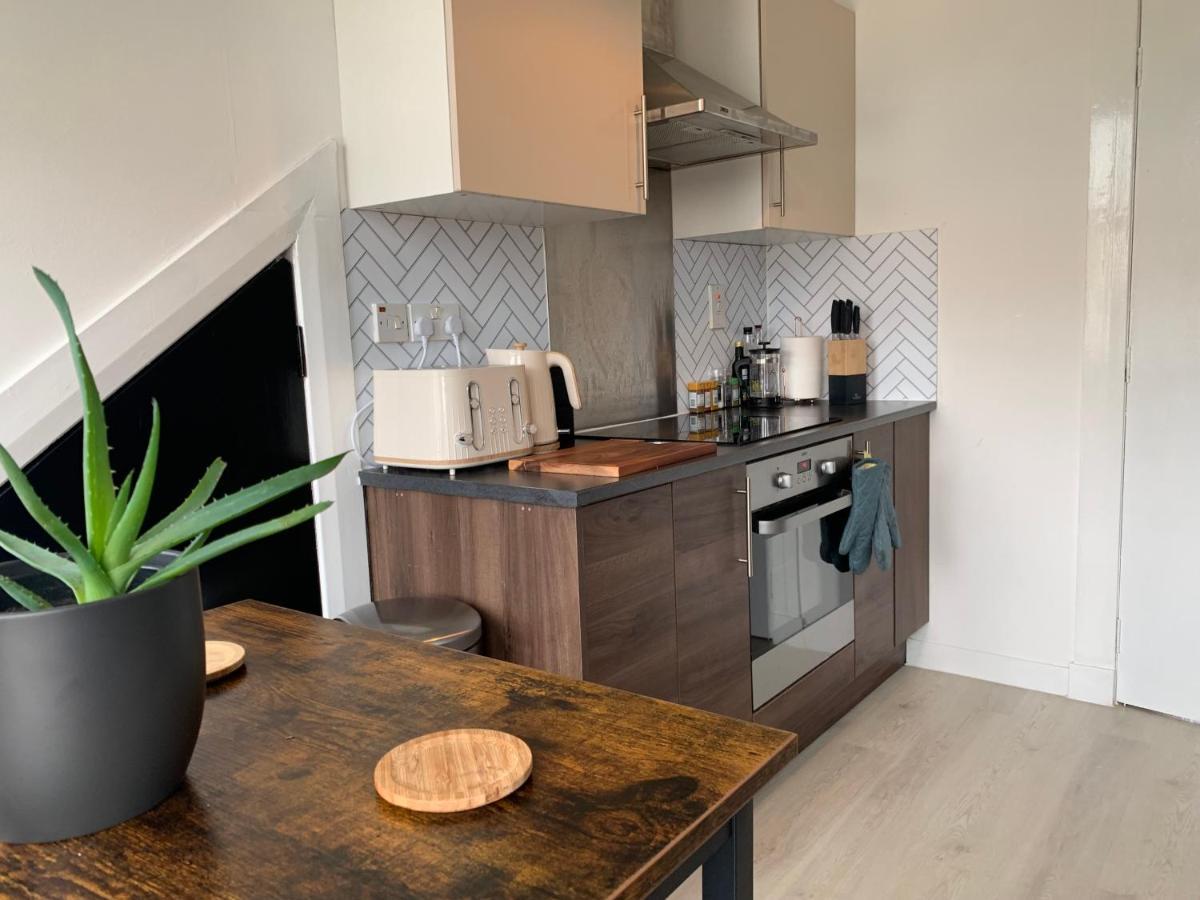 Lovely 2 Bedroom Apartment In Central Location Грийнок Екстериор снимка