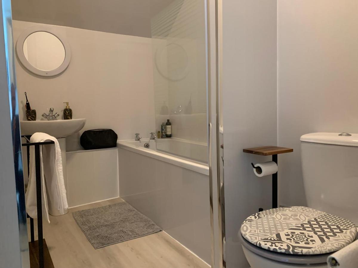 Lovely 2 Bedroom Apartment In Central Location Грийнок Екстериор снимка